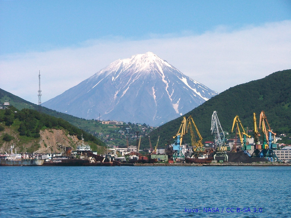 Koryakskaya Sopka tulivuori Petropavlovsk-Kamtšatskin takana, viimeksi purkautunut vuonna 2008.